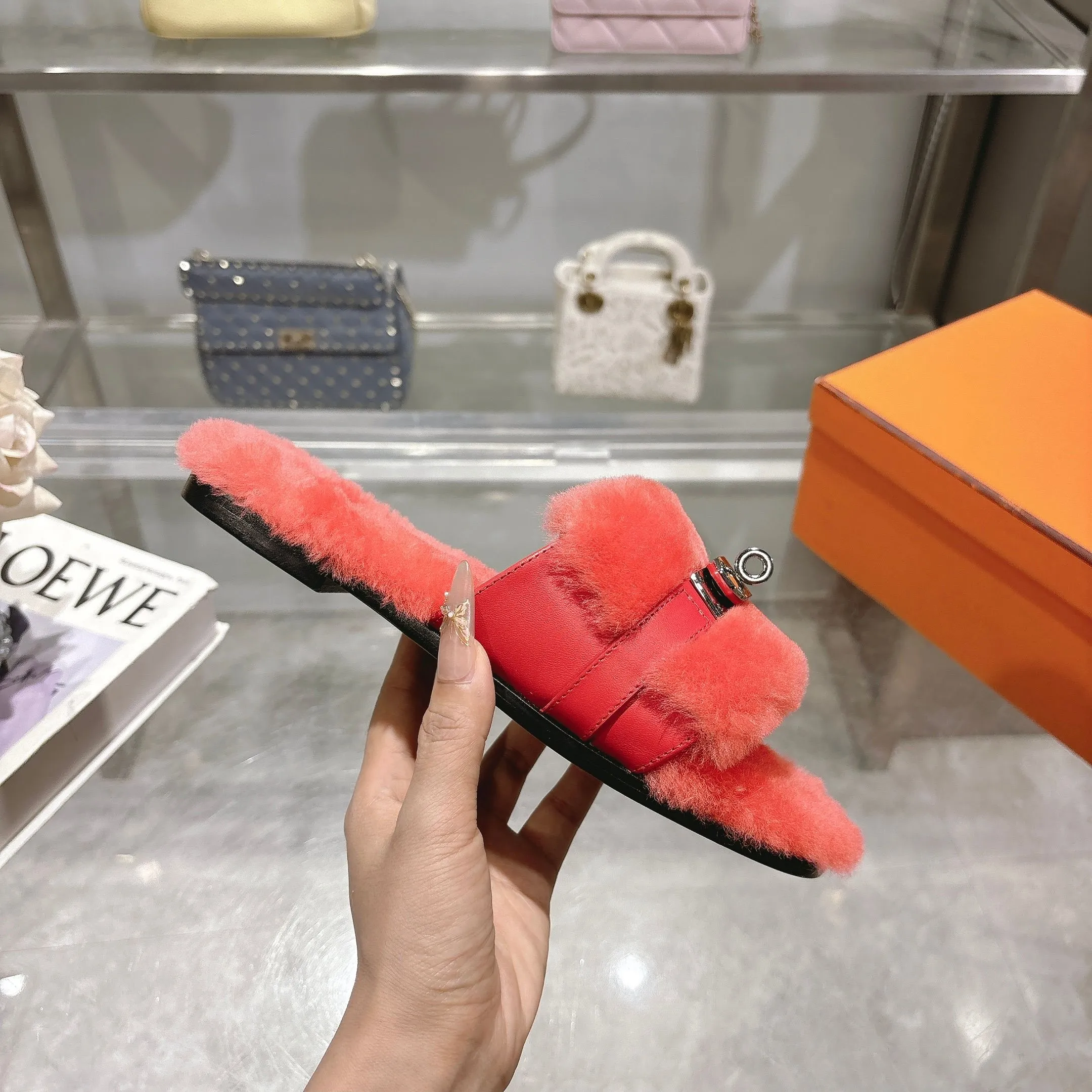 👟👟Ex-factory price 500👟👟 Purchasing agent level Hermes Hermès second uncle hair slippers are in stock all year round. 2025 new and new colors official website, Xiaohongshu synchronizes the latest color matching Hermès hot models are hot online, upgraded workmanship, high quality! Fashionable small wool H-trailers, autumn and winter style flat-soled wool mop, can be customized without standard, non-refundable and non-exchangeable. Fabric: Imported lamb's roll real wool. Lining: Imported lamb's roll real wool. Outsole: Genuine leather outsole. Size: 35-43, [Note: 41, 42, 43 customized]